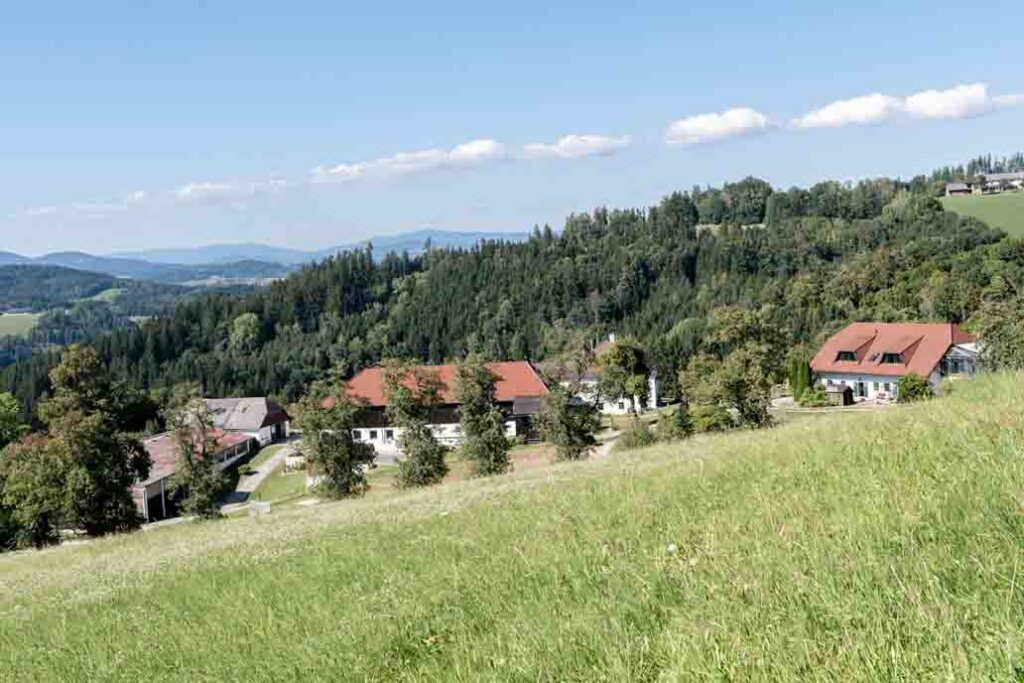 Landschaft mit Häusern und Bäumen