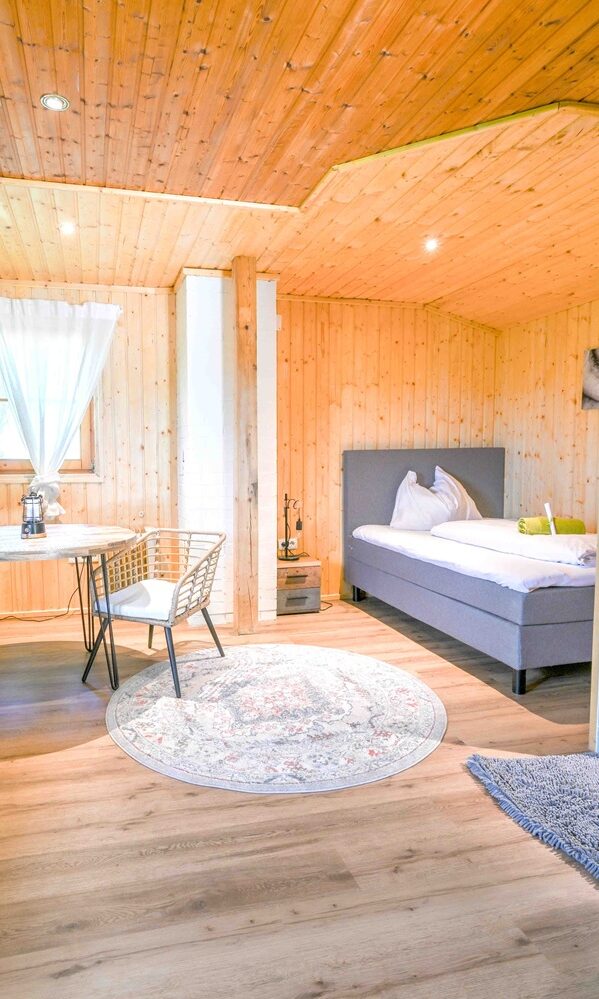 Helles Zimmer mit Holzdekor und Bad