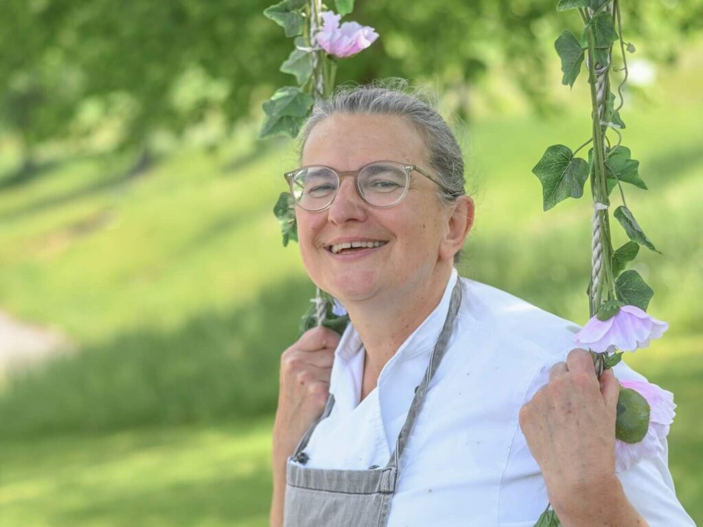 Frau auf einer Schaukel im Freien