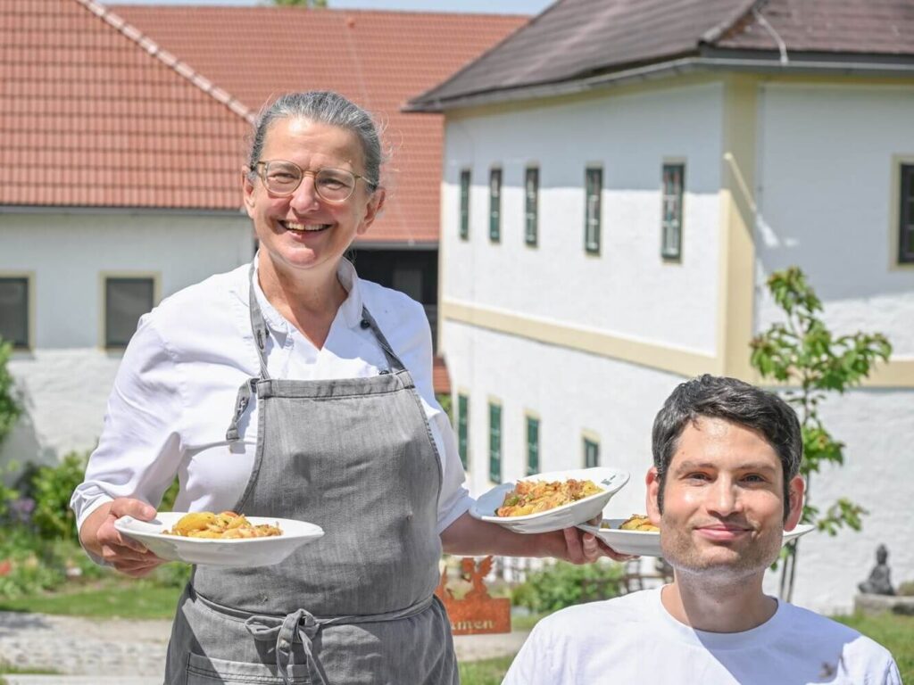 Frau serviert Essen im Freien.