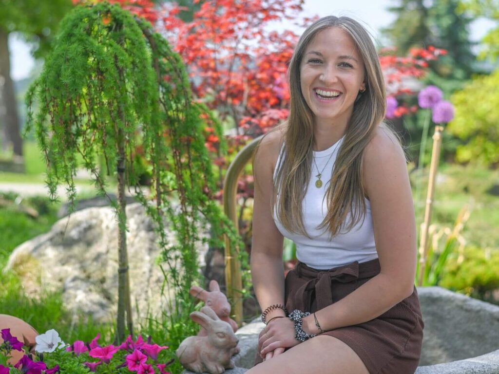Lächelndes Mädchen in blühendem Garten