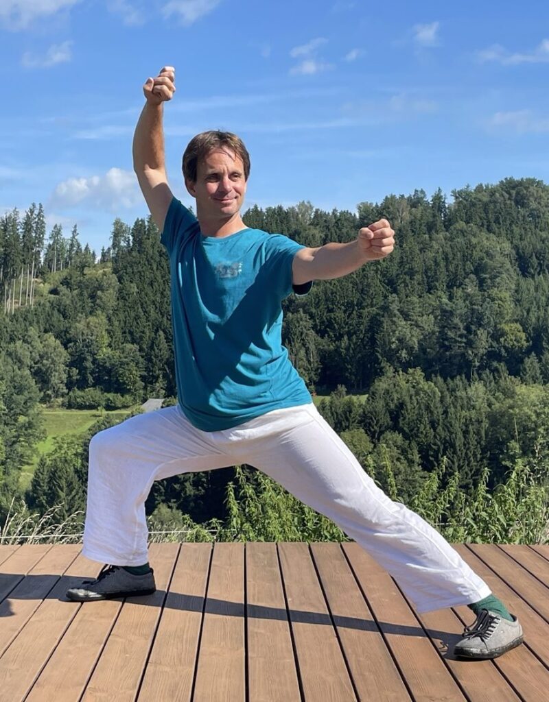 Mann in Kampfkunstpose im Freien
