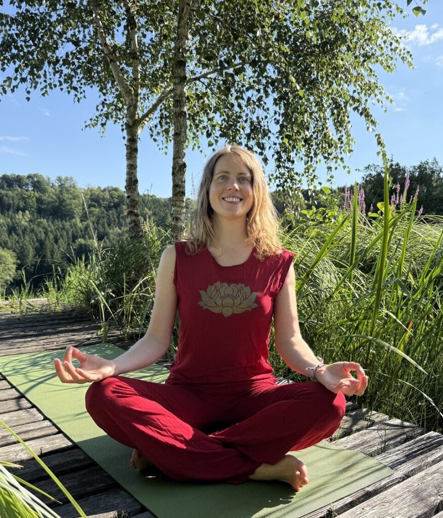 Frau meditiert in der Natur.