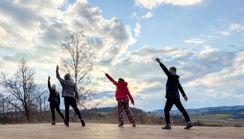 Menschen praktizieren Qi Gong im Freien.