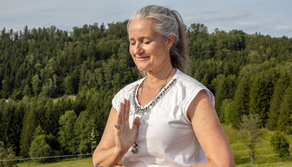 Frau meditiert in der Natur.