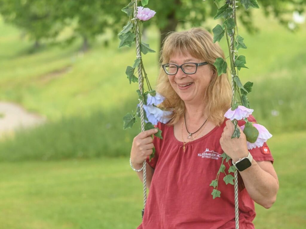 Frau auf einer blumengeschmückten Schaukel