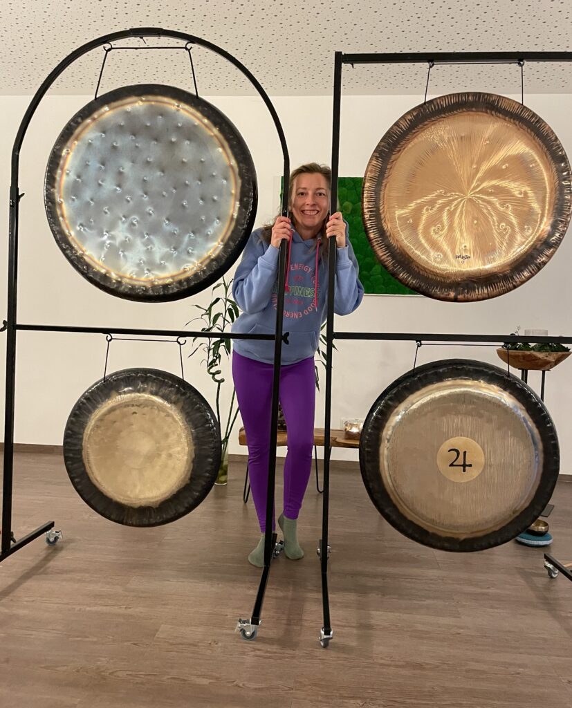 Frau mit Gongs in einem Raum