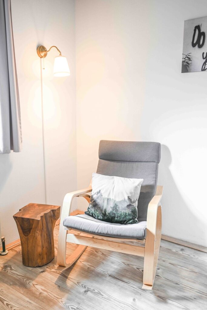 Sessel mit Kissen und Lampe
