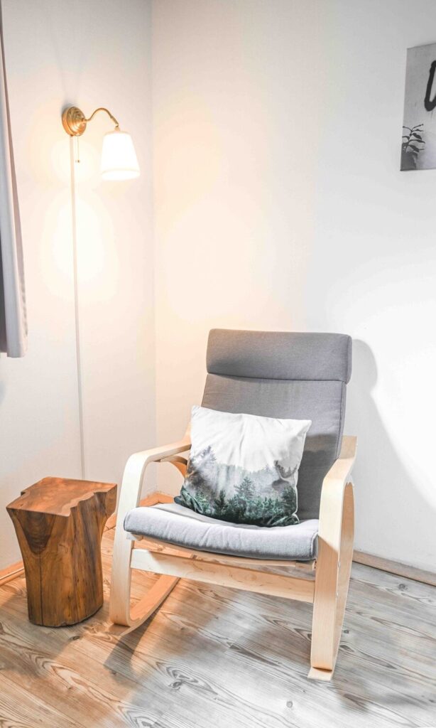 Sessel mit Kissen und Lampe