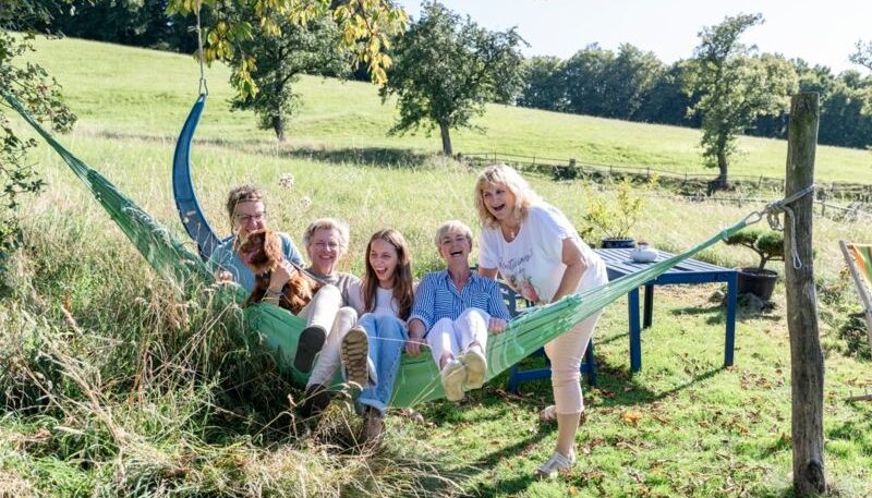 Familie entspannt in einer Hängematte