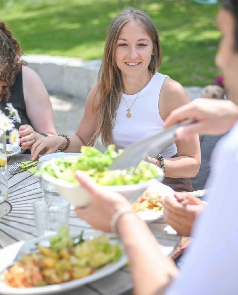 Freunde genießen ein gesundes Essen.
