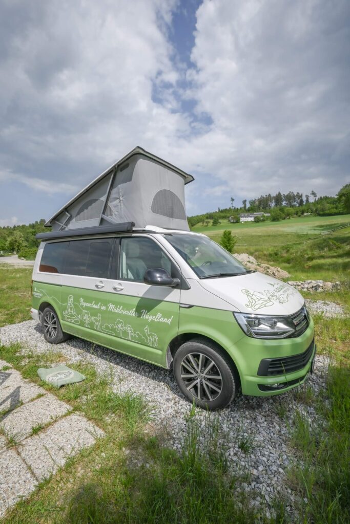 Campingbus auf grünem Gelände