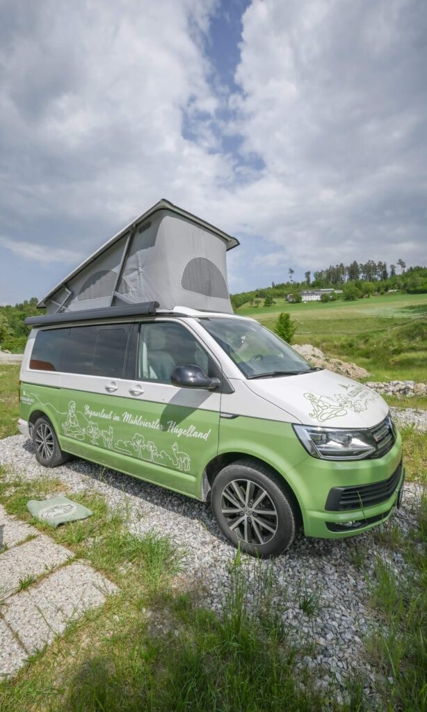 Campingbus auf grünem Gelände