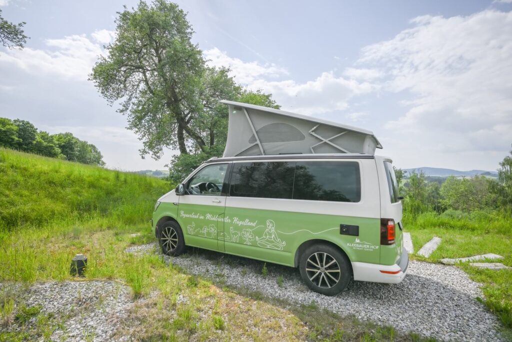Campingbus in der Natur geparkt