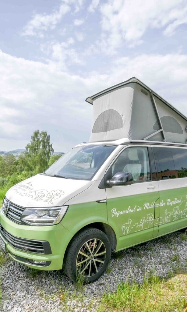 Wohnmobil auf grünem Feld.