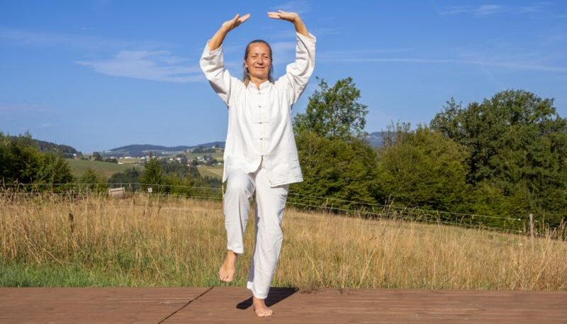 Frau tanzt in der Natur.