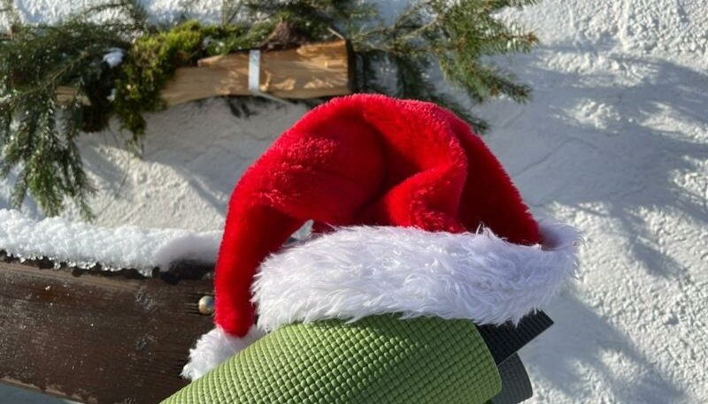 Weihnachtsmütze auf Yogamatte.