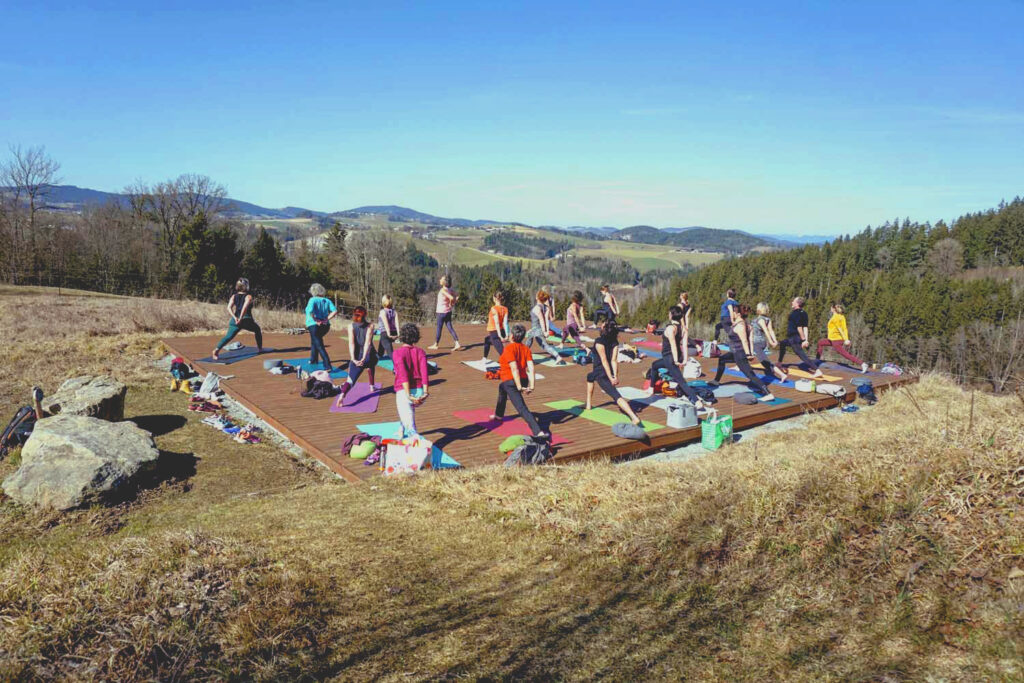Yoga-Gruppe im Freien, schöne Landschaft.
