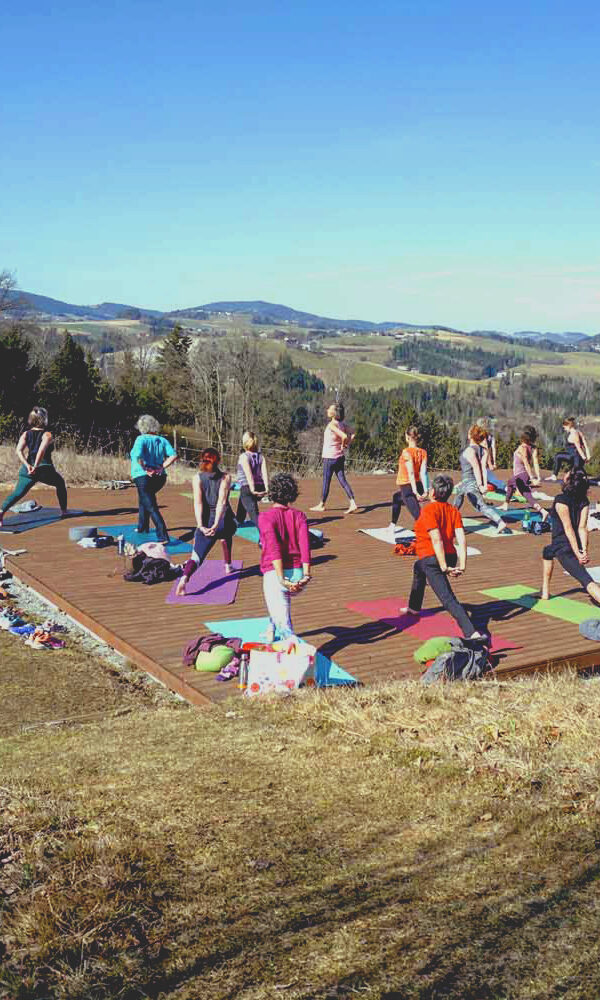 Yoga-Gruppe im Freien, schöne Landschaft.