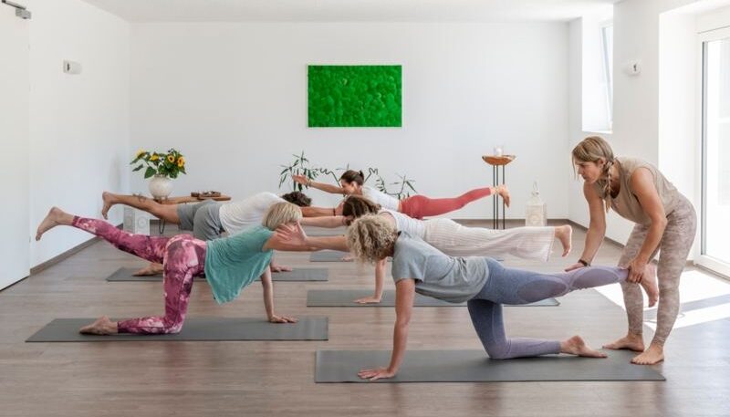 Yoga-Gruppe in einem hellen Raum