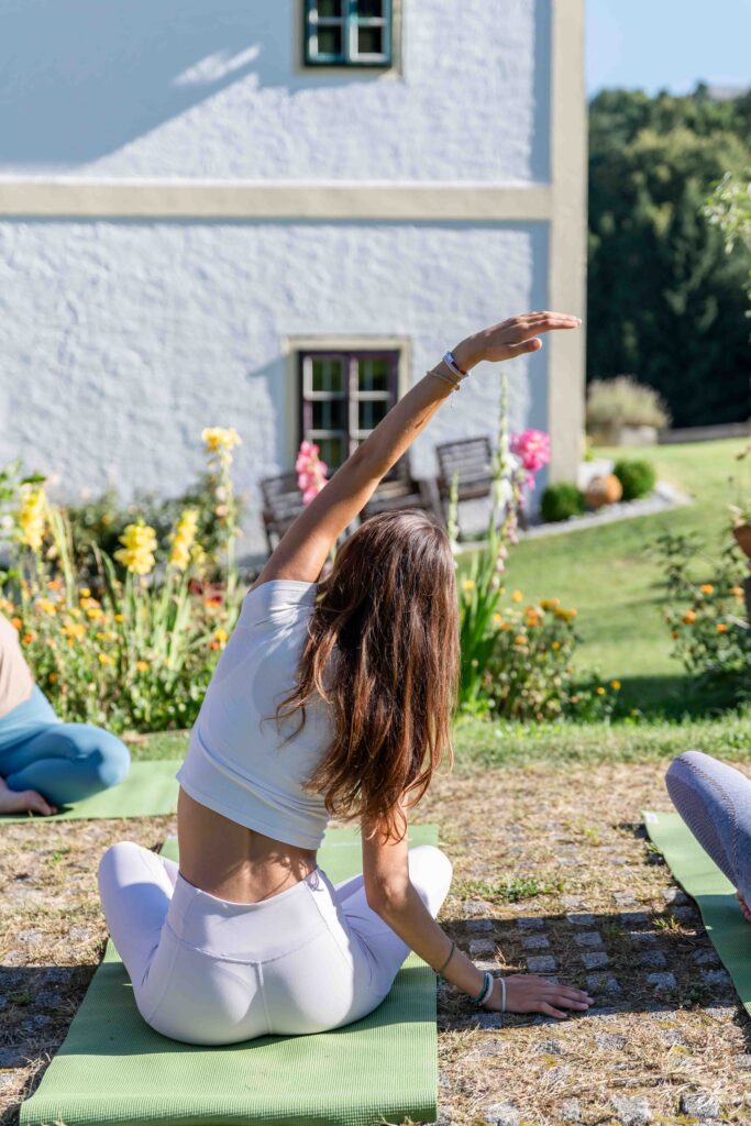 Yoga-Gruppe im Freien, schöne Landschaft.