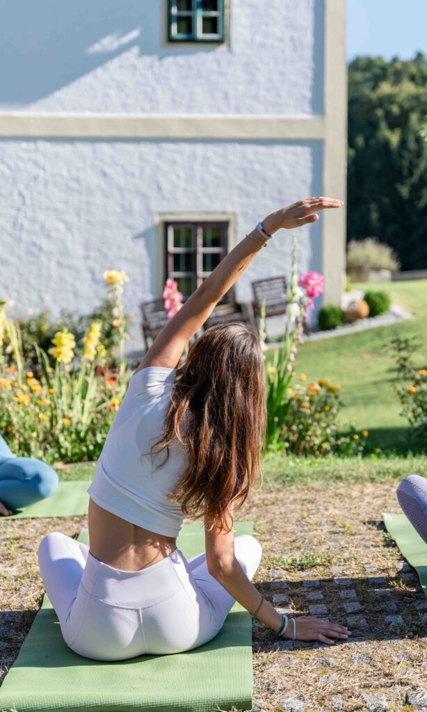 Yoga-Gruppe im Freien, schöne Landschaft.