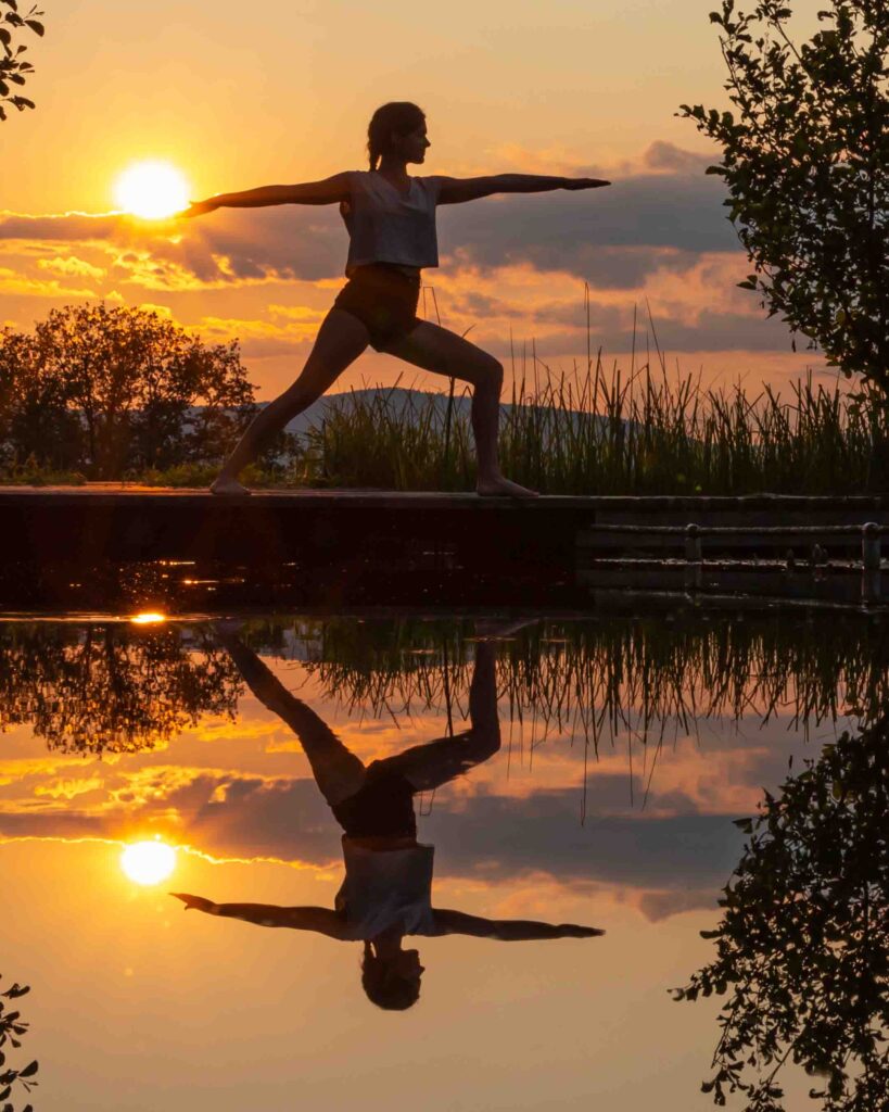 Yoga-Positur vor Sonnenuntergang reflektiert