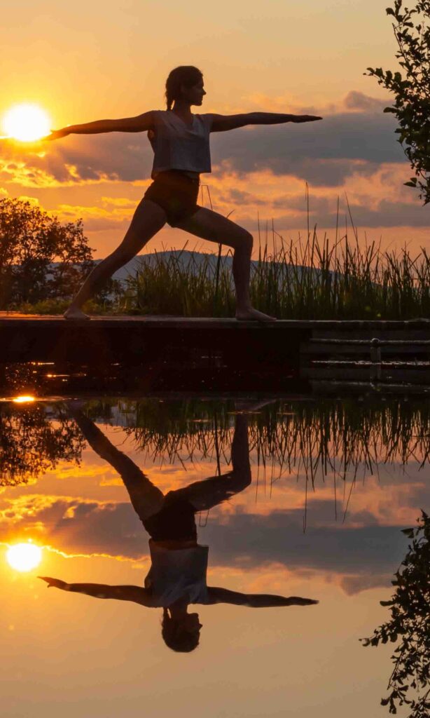 Yoga-Positur vor Sonnenuntergang reflektiert