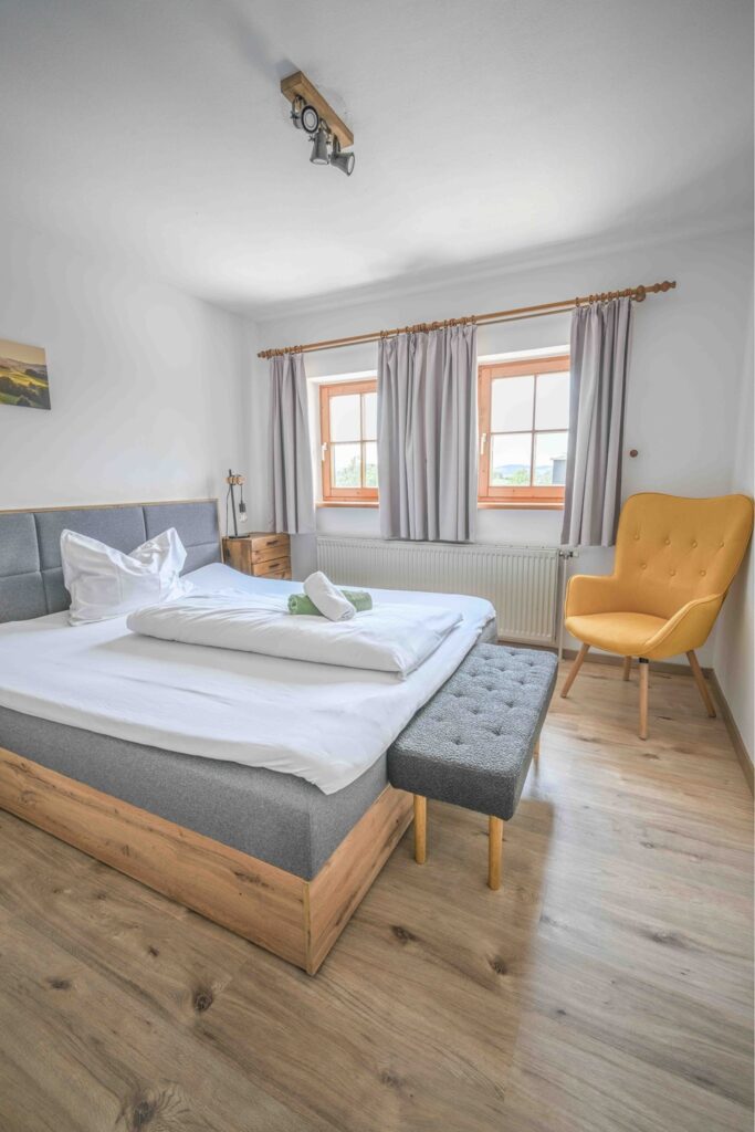 Helles Schlafzimmer mit modernem Design