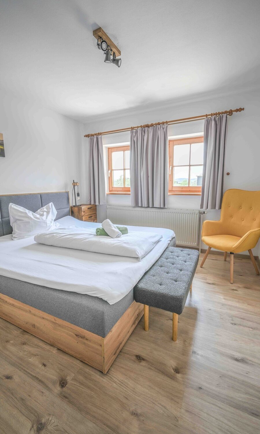 Helles Schlafzimmer mit modernem Design
