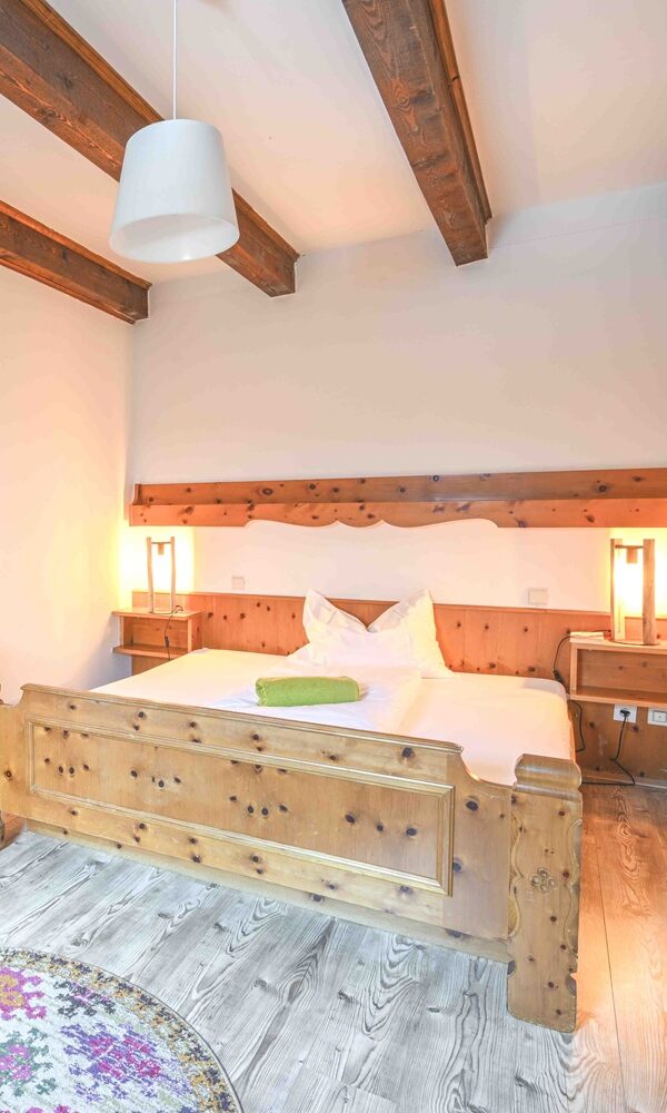 Helles Zimmer mit Doppelbett und Kommode