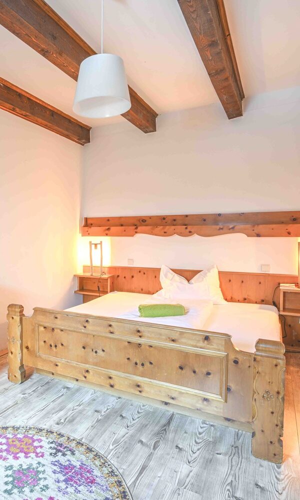 Helles Zimmer mit Doppelbett und Kommode