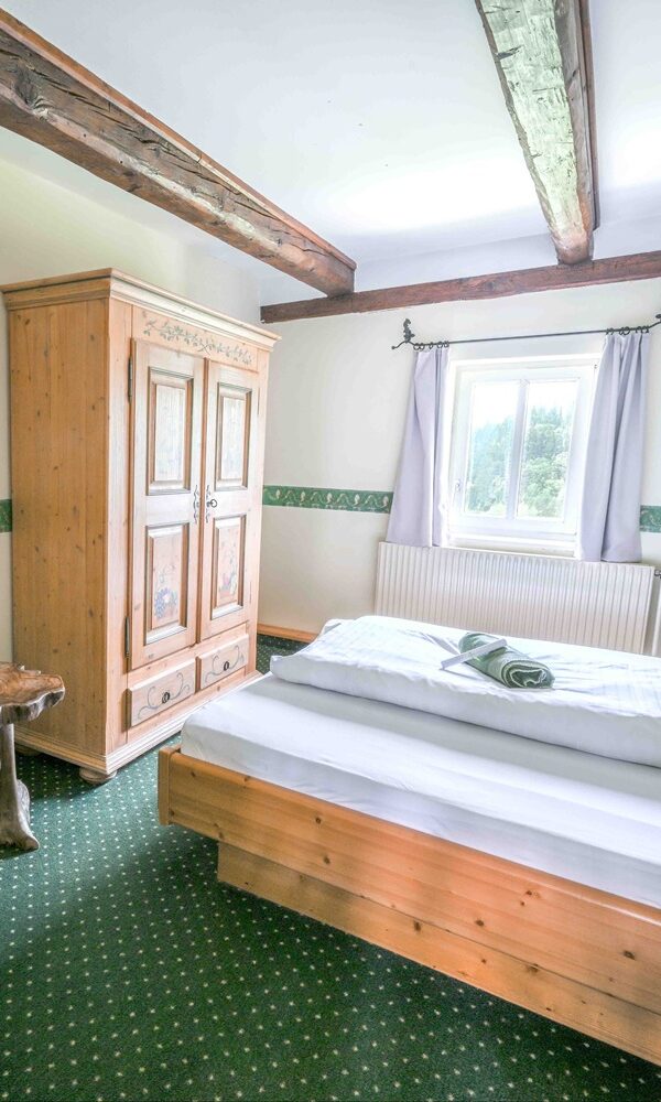 Helles Zimmer mit Doppelbett und Sofa