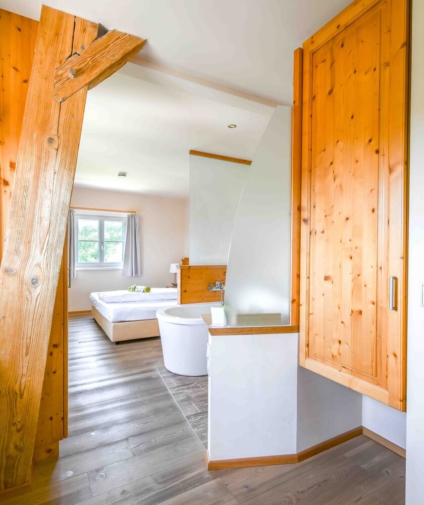 Helles Zimmer mit Holzdetails und Möbeln.